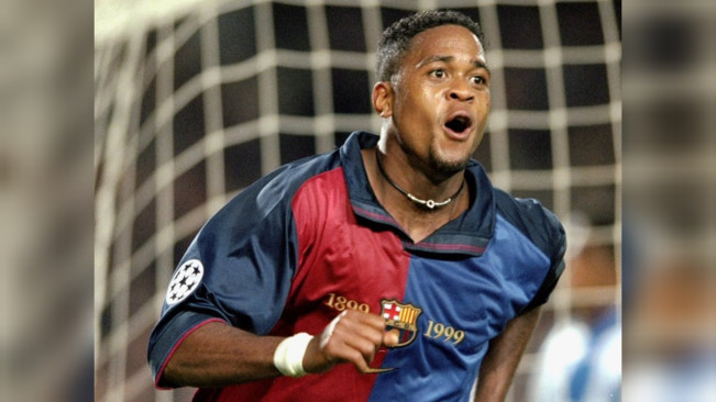 Patrick Kluivert saat berseragam Barcelona. [Instagram]